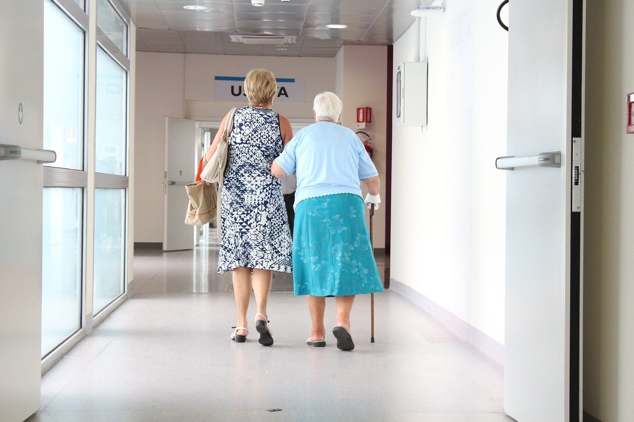 Anziani rinunciano alle cure mediche - Cronismi.it